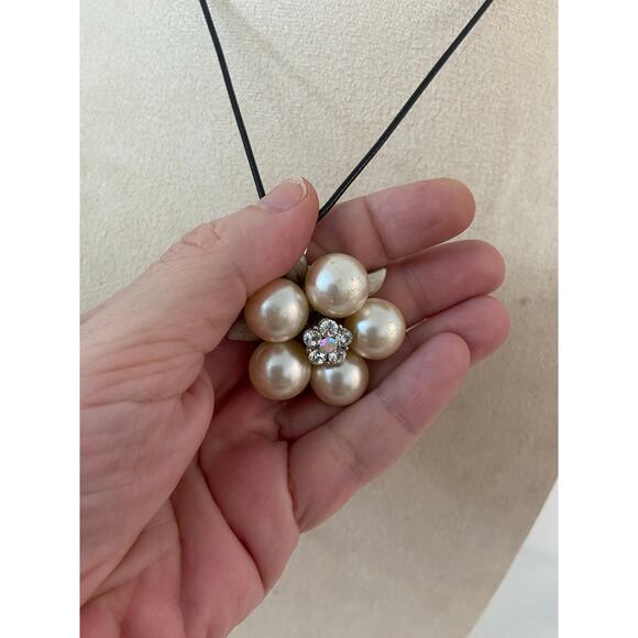Vintage pearl flower necklace - Picture 3 of 5